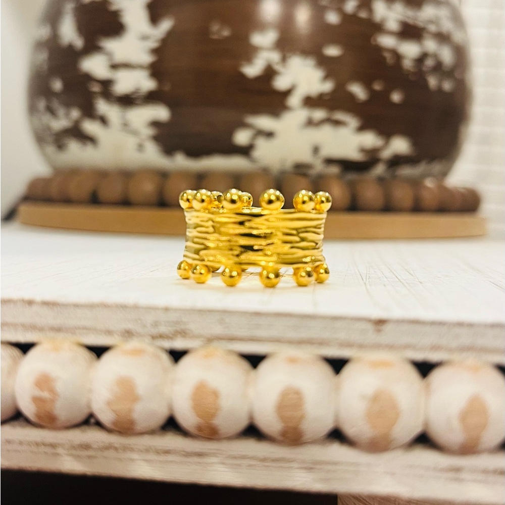 Elegant Gold-Toned Women's Ring